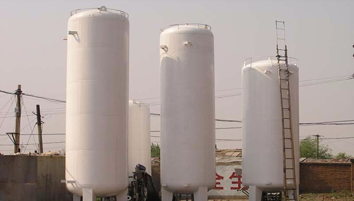 Air supply mode of horizontal LNG cryogenic storage tank