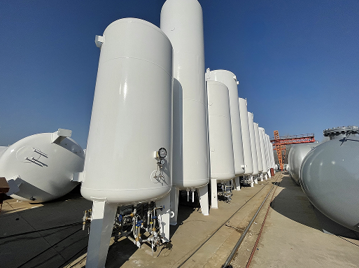 Purge the LNG tank with oil-free dry nitrogen