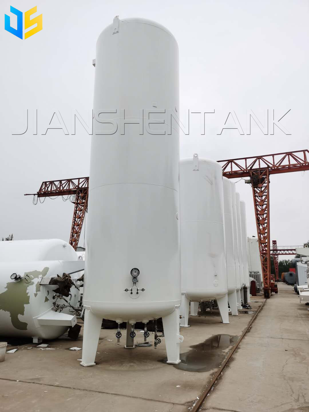 The inner and outer surfaces of the stainless steel liner of the LNG storage tank are degreased and pickled and passivated