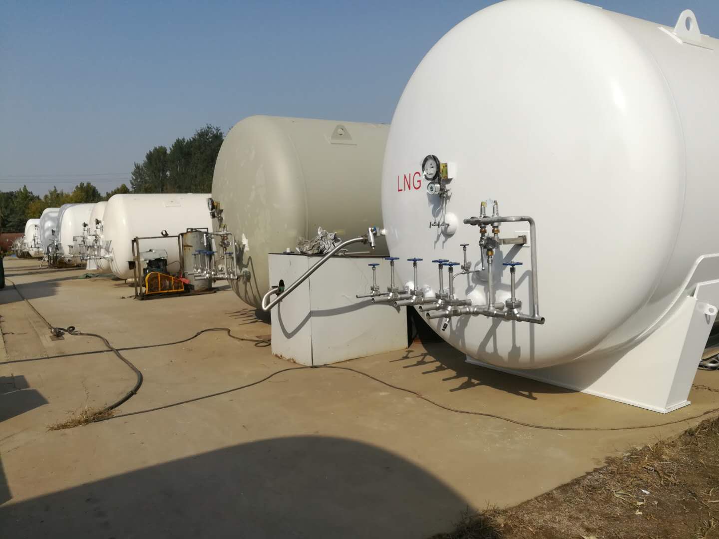 Vacuum insulation of LNG storage tanks