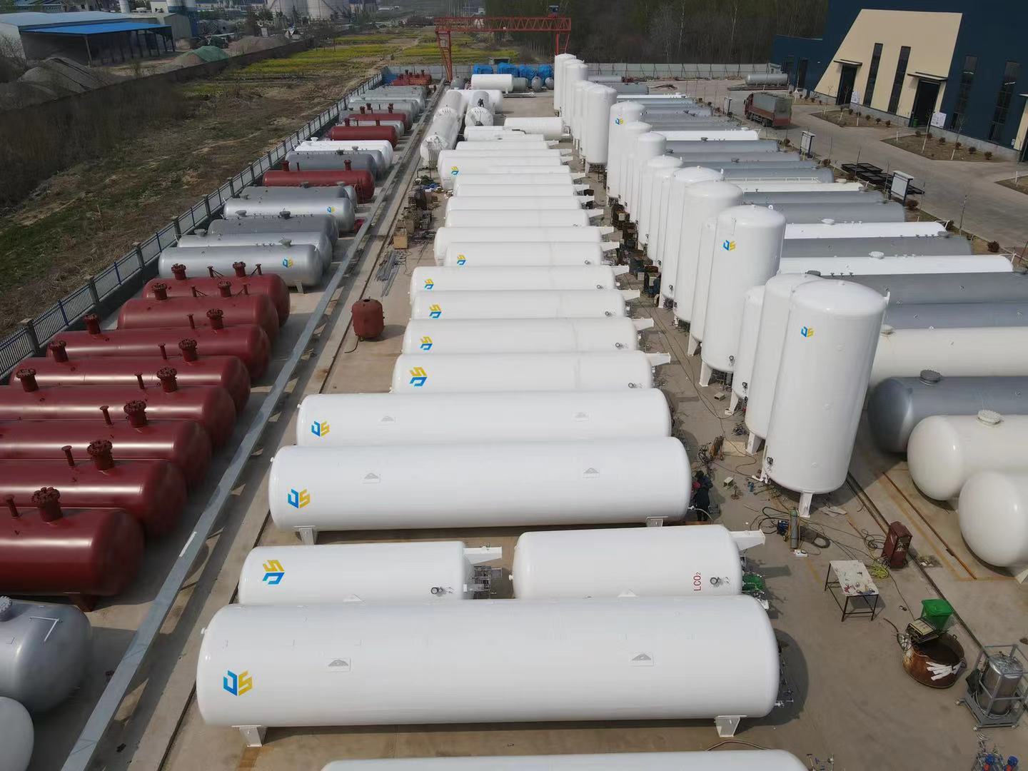 Types of hot water cryogenic storage tanks