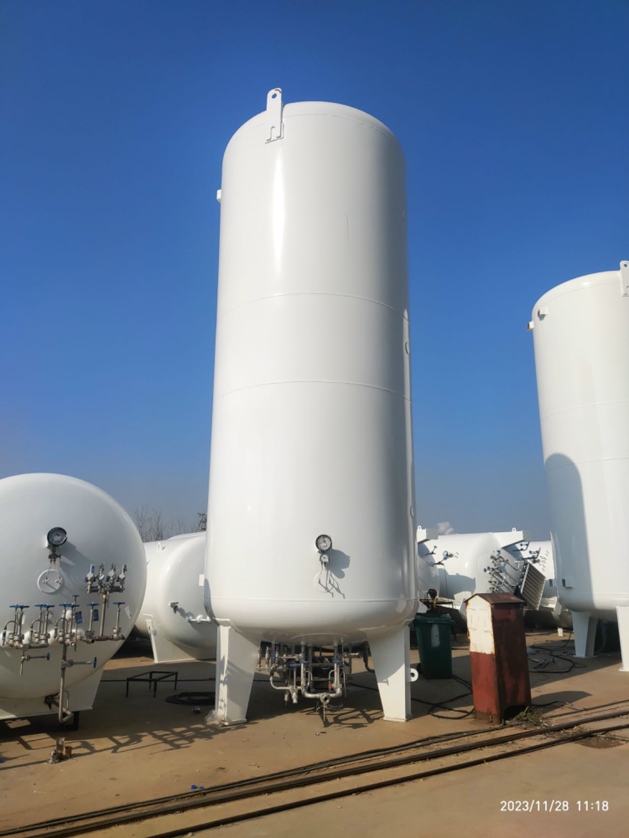 The warming effect of cryogenic storage tanks