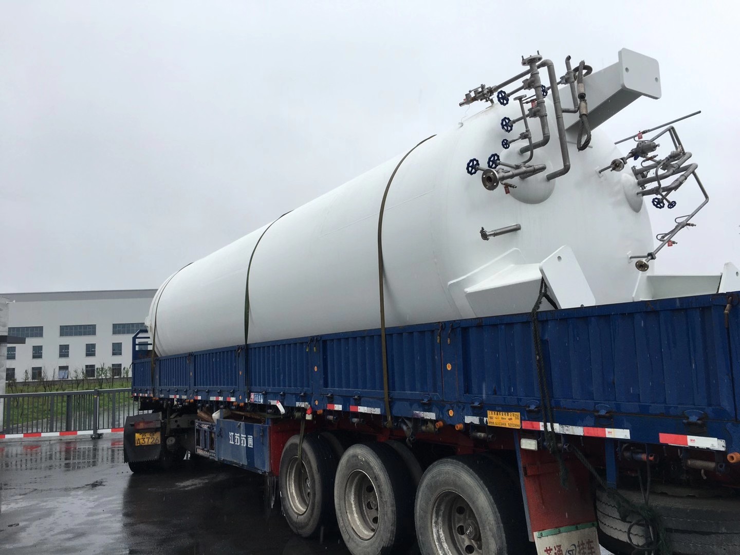 Low alloy steel carbon dioxide storage tanks