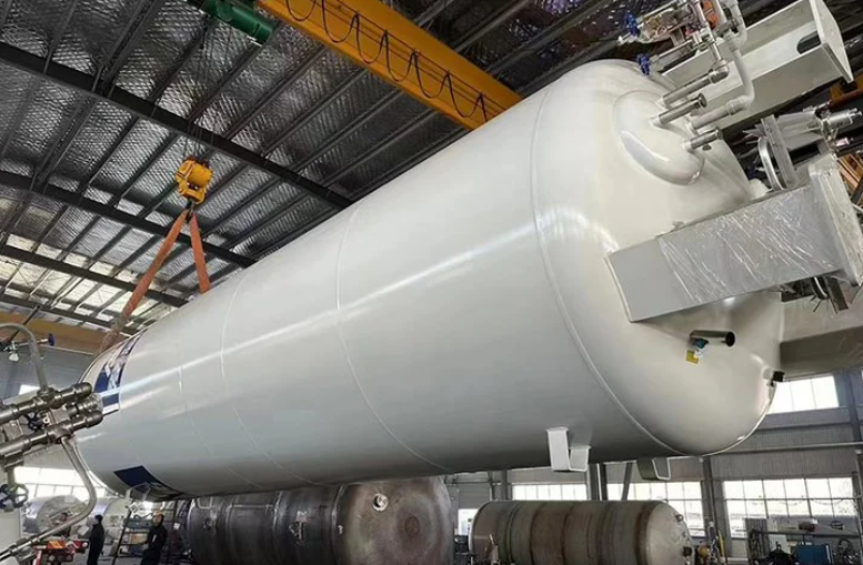 Liquid nitrogen storage tanks insulation