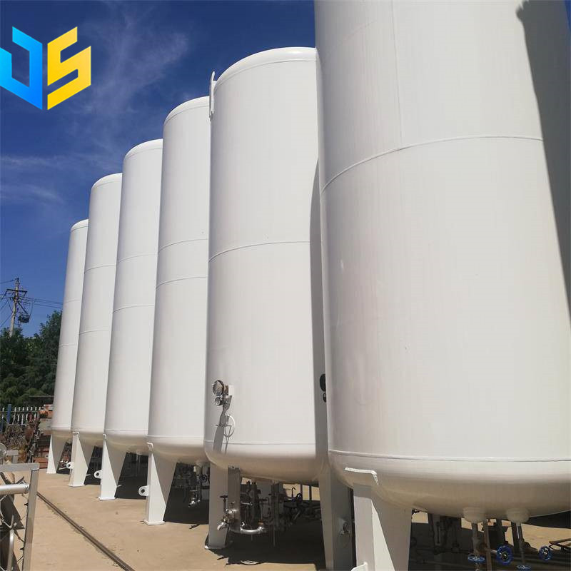 The cryogenic pipeline of the cryogenic storage tank is centrally led out from the lower end of the tank body for easy operation and maintenance