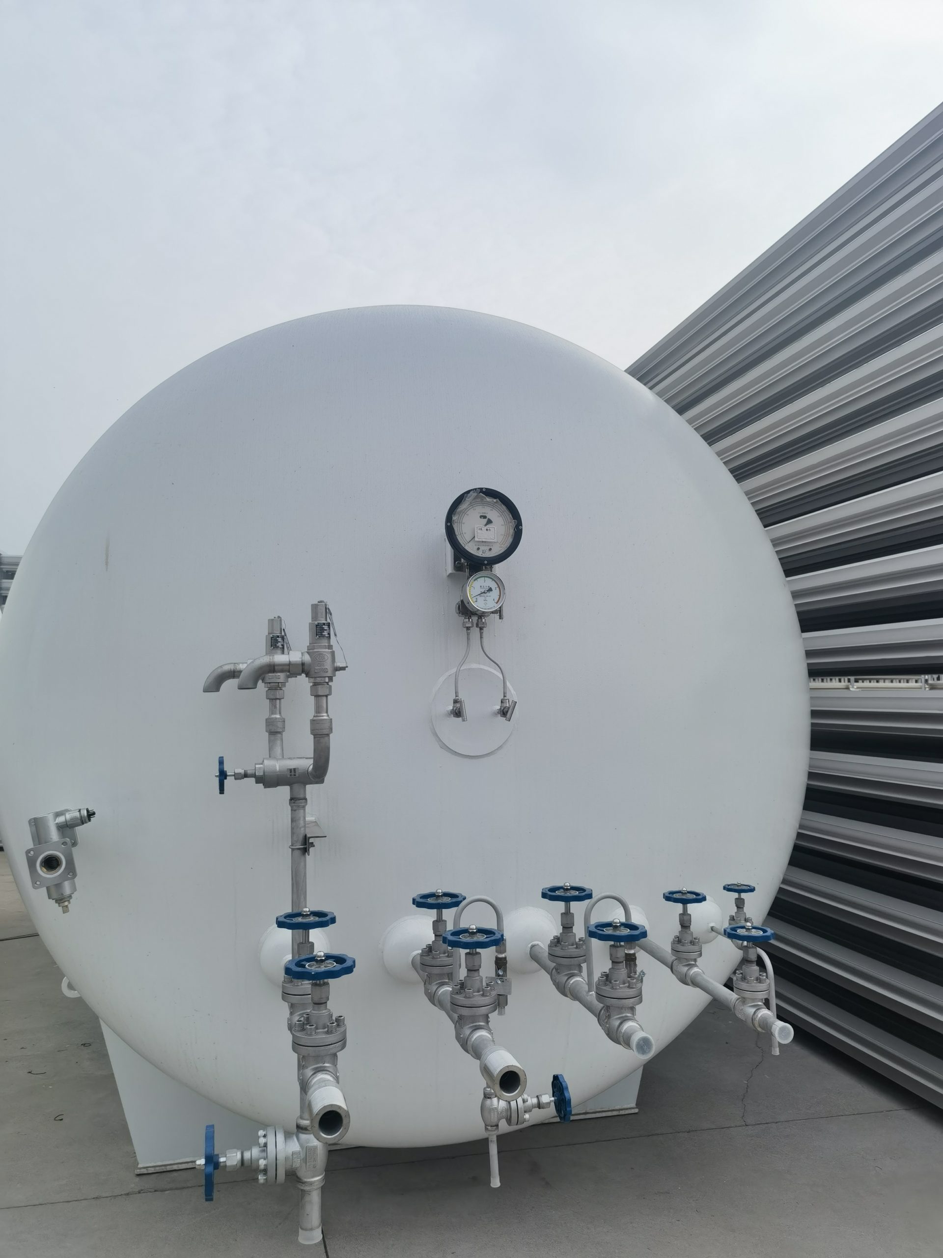 Safety maintenance facilities for the use of LNG storage tanks