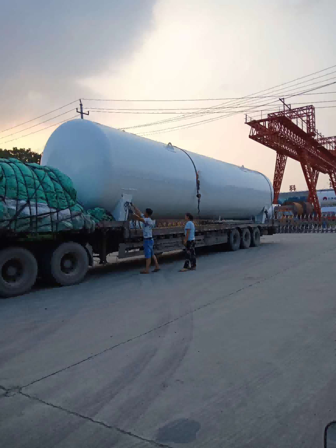 Safety protection measures for cryogenic liquid storage tanks