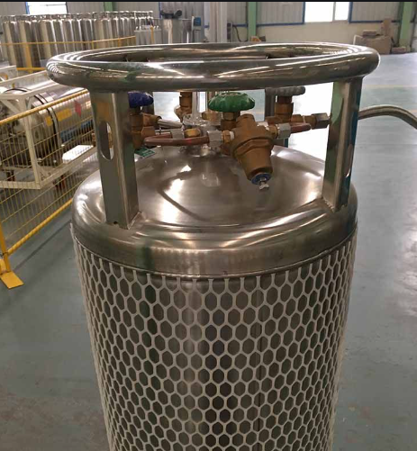 Cryogenic Dewar Tank for Optimal Liquid Helium Preservation