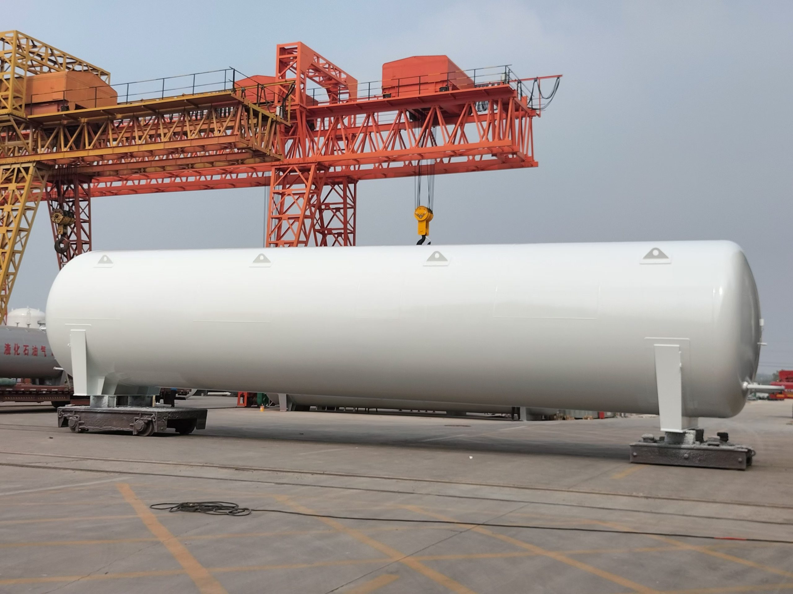 LNG storage tank