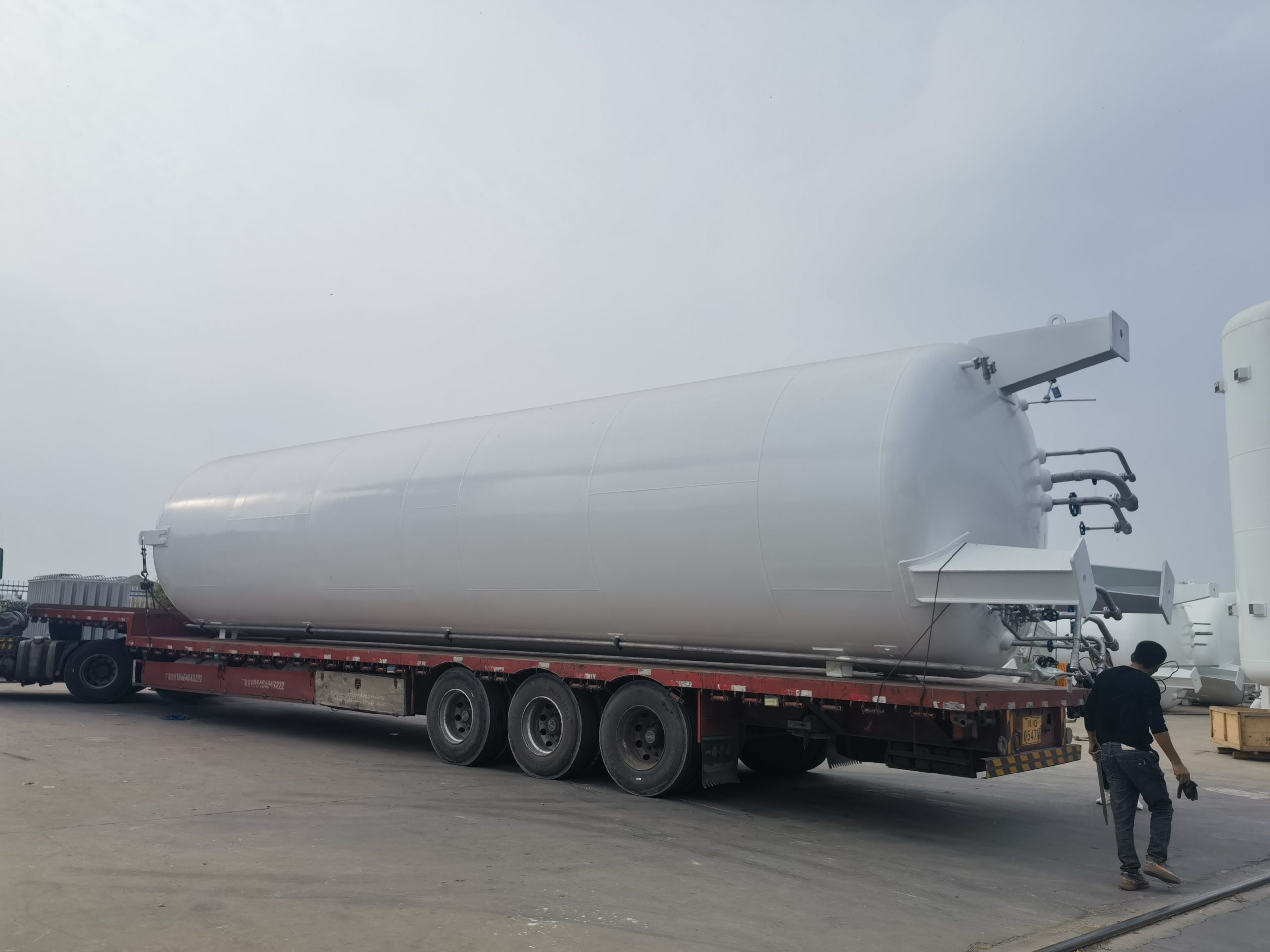 Continuous vacuuming of cryogenic natural gas storage tank