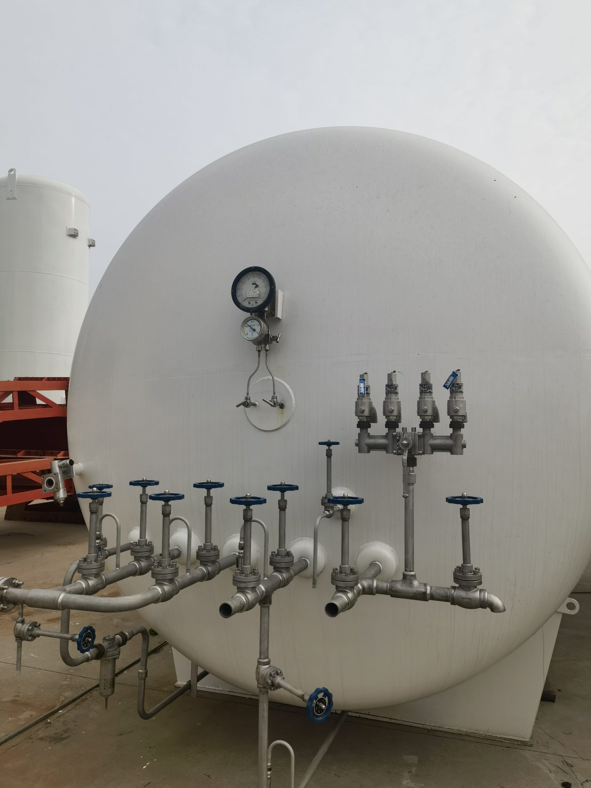 LNG storage tank safety precautions and emergency measures