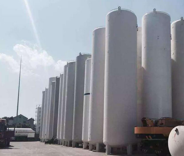 Daily inspection of cryogenic storage tanks 4