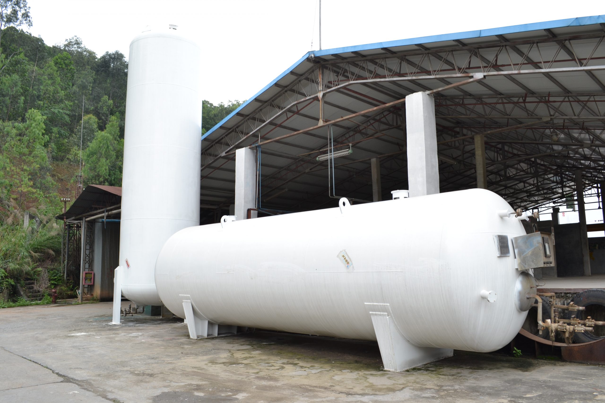 Thermal insulation performance of cryogenic storage tanks