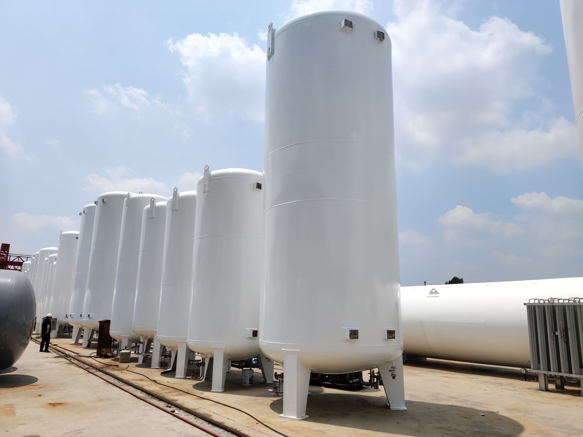 The two layers of LNG cryogenic storage tank adopt the insulation structure of vacuum-filled pearl sand insulation material